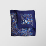 Μαντήλι για το πέτο | 100% μετάξι σε μπλε βάση με λεπτομέρειες σε γήινους τόνους και λαχούρι σχεδιασμό