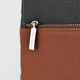 Ανδρική δερμάτινη τσάντα πλάτης | δίχρωμη σε κυπαρισσί / ταμπά απόχρωση