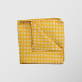 Φαρδιά γραβάτα | μεταξωτή σε κίτρινη βάση με μικρό λευκό φλοράλ σχέδιο σετ με μαντηλάκι