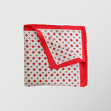 Μαντήλι για το πέτο | μεταξωτό σε λευκή βάση με μικρό φλοράλ σχεδιασμό και κόκκινη λεπτομέρεια