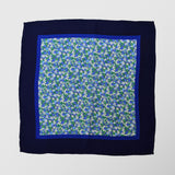Μαντήλι για το πέτο | μεταξωτό σε μπλέ βάση με φλοράλ σχεδιασμό και πράσινη λεπτομέρεια