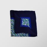 Μαντήλι για το πέτο | μεταξωτό σε μπλέ βάση με φλοράλ σχεδιασμό και πράσινη λεπτομέρεια