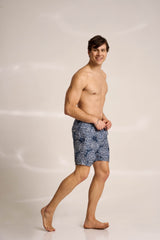 Ανδρικό μαγιό | σε μπλέ βάση με επαναλαμβανόμενο ρετρό σχεδιασμό