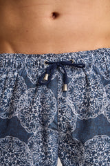 Ανδρικό μαγιό | σε μπλέ βάση με επαναλαμβανόμενο ρετρό σχεδιασμό