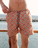 Ανδρικό μαγιό | σε πορτοκαλί βάση με λεπτομέρειες σε μπλέ τόνους και ρετρό επαναλαμβανόμενο σχεδιασμό