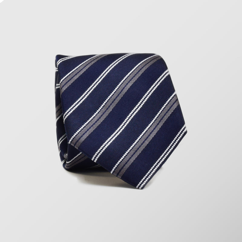 Φαρδιά γραβάτα | 100% μετάξι σε μπλέ βάση με διαγώνιο ριγέ σχεδιασμό σε γκρί και λευκή απόχρωση