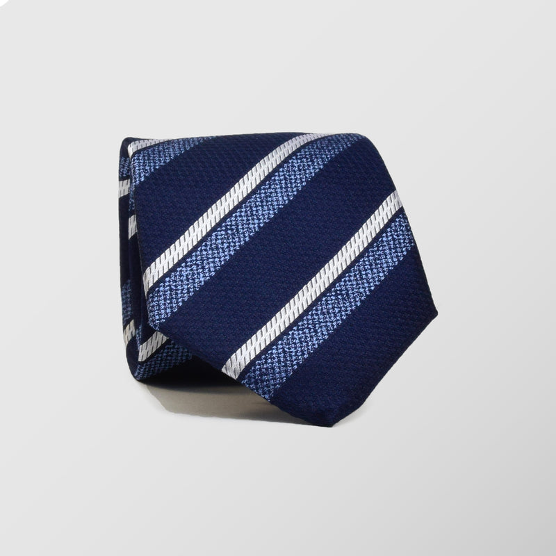 Φαρδιά γραβάτα | 100% μετάξι σε μπλέ βάση με διαγώνιο ριγέ σχεδιασμό σε σιέλ και λευκή απόχρωση