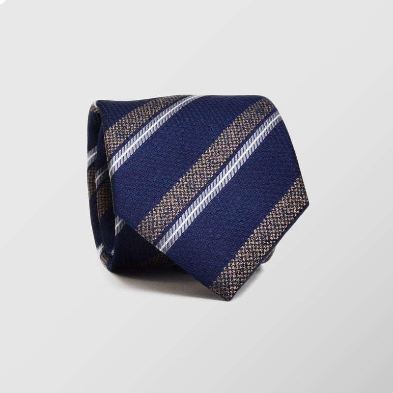 Φαρδιά γραβάτα | 100% μετάξι σε μπλέ βάση με διαγώνιο ριγέ σχεδιασμό σε μπέζ και γκρί απόχρωση