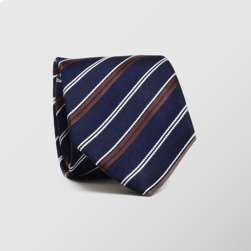 Φαρδιά γραβάτα | 100% μετάξι σε μπλέ βάση με διαγώνιο ριγέ σχεδιασμό σε καφέ και λευκή απόχρωση