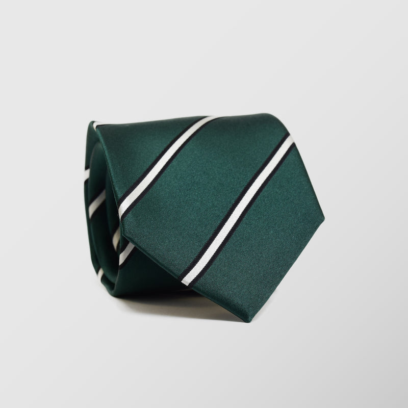 Φαρδιά γραβάτα | 100% μετάξι σε πράσινη κυπαρισσί βάση με διαγώνιο λευκό ριγέ σχεδιασμό