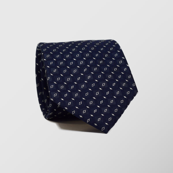 Φαρδιά γραβάτα | μεταξωτή σε μπλε βάση με μικρό σχεδιασμό τύπου ρόμβος και λευκή λεπτομέρεια