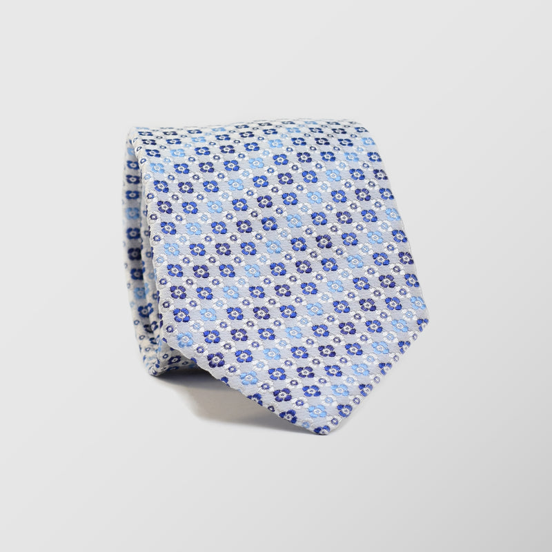 Φαρδιά γραβάτα | σε λευκή βάση με μικρό ρετρό σχεδιασμό τύπου φλοραλ σε μπλε τόνους σετ με μαντηλάκι