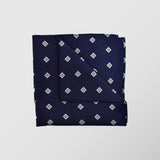 Φαρδιά γραβάτα | σε μπλε βάση με γεωμετρικό  ρετρό λευκό σχέδιο σετ με μαντηλάκι