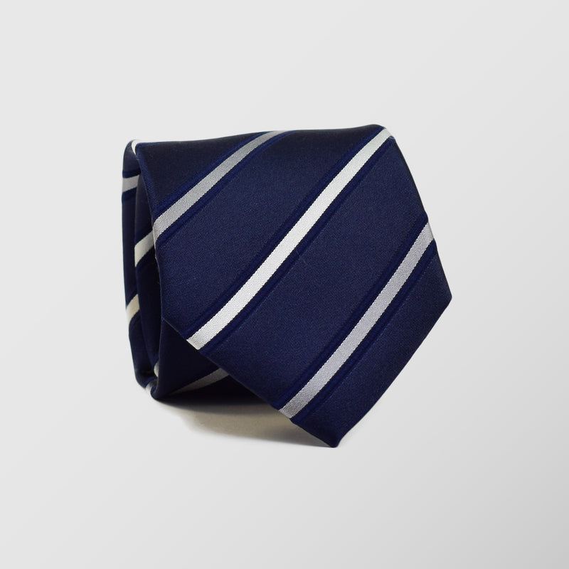 Φαρδιά γραβάτα | σε μπλε navy βάση με διαγώνιο ριγέ σχεδιασμό