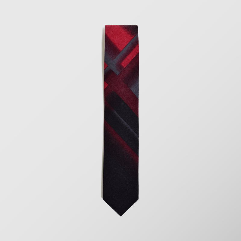 Μάλλινη γραβάτα | σε γκριζόμαυρους τόνους με καρό ντεγκραντέ σχεδιασμό και μπορντό λεπτομέρεια.